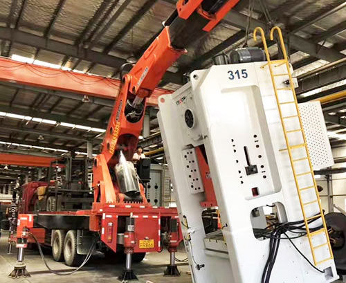 清新附近随车吊出租，轻松解决运输难题