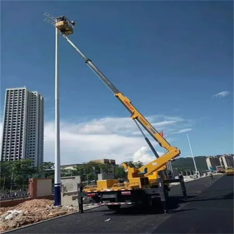 清新维修路灯的曲臂升降车出租