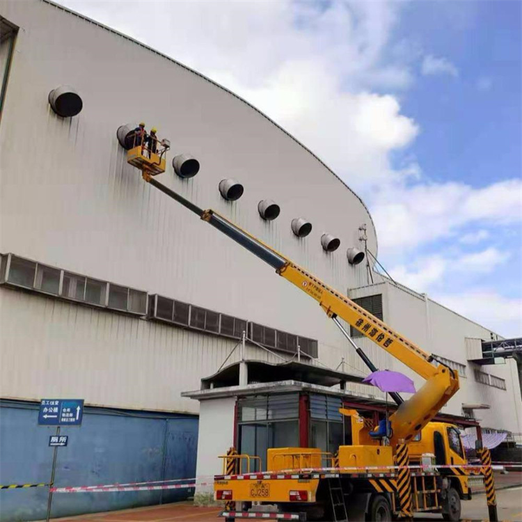 清新高空作业车出租服务：专业广告牌安装解决方案