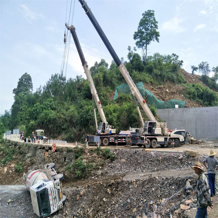 清新汽车掉沟里叫吊车救援要多少钱